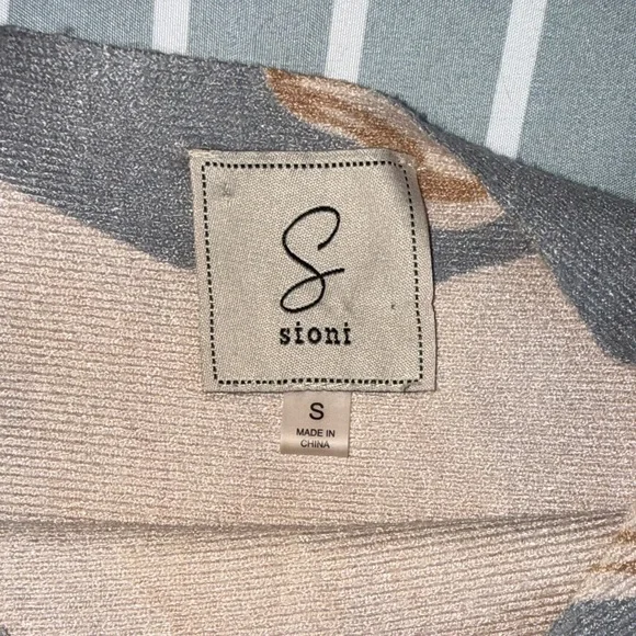 Sioni Floral Crewneck Sweater in Light Blue and Cream - Picture 3 of 5